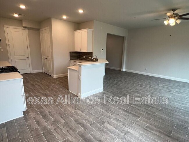 Building Photo - 552 Hutchinson Ln