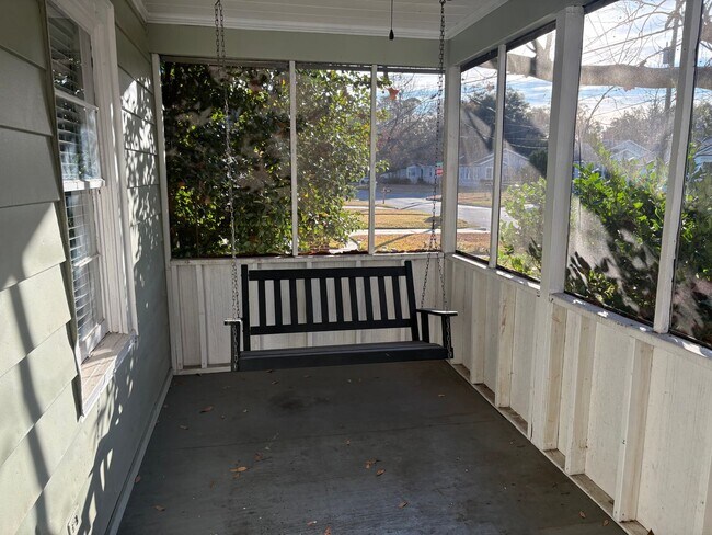 Building Photo - Charming 2-Bedroom, 1-Bath Home with Hardwood Floors & Cozy Enclosed Porch
