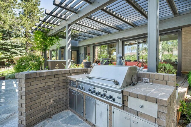 Building Photo - LAKEFRONT LUXURY ON LAKE STANLEY | FULLY FURNISHED + UTILITIES INCLUDED IN GUARDED LAKERIDGE SHORES