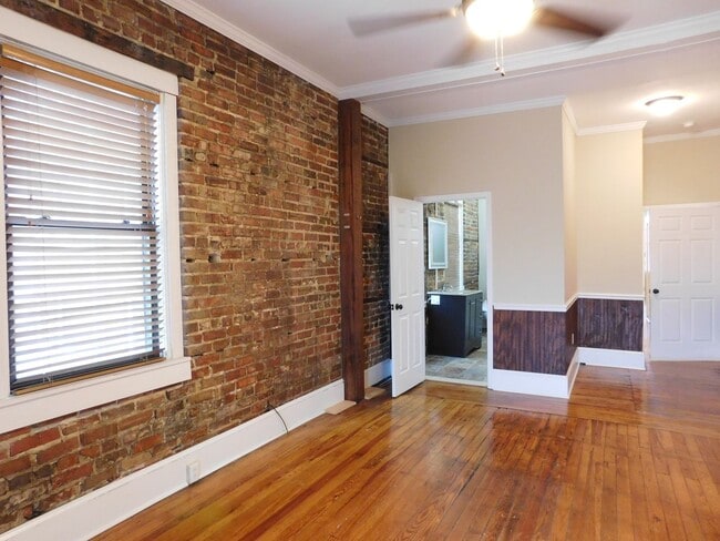 Building Photo - 216 Middle St