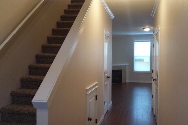 Building Photo - Spacious & Beautiful Home in Great Locatio...