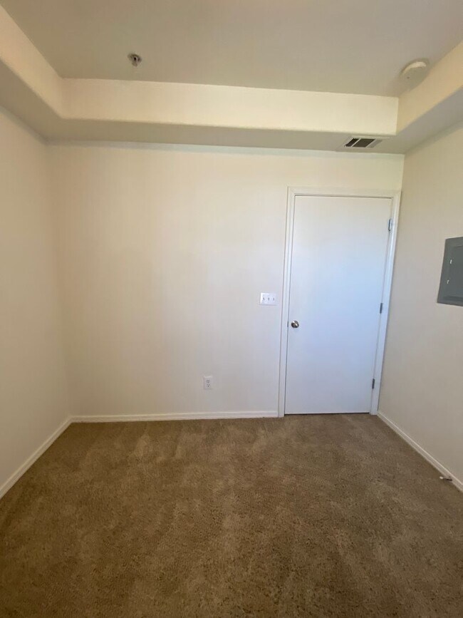 Building Photo - Centrally Located Downstairs Condo in the Oak Creek Villas