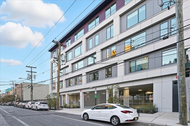 Building Photo - 303 Madison St