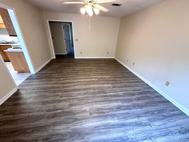 Building Photo - 346 Leafmore Rd SW