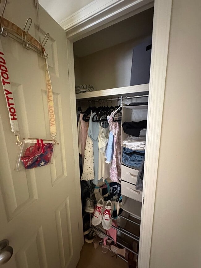 Building Photo - Roommate Needed!!  Walk to the Square! Available NOW...