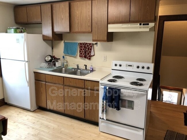 Building Photo - Great 3 Bed 1 Bath close to Water St. and ...