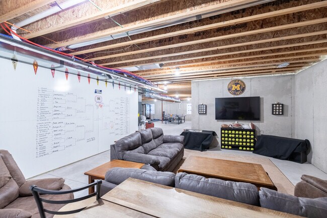 Building Photo - 2428 Sunshine Dr