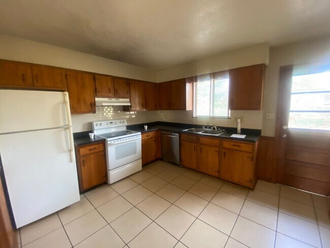 Building Photo - Duplex with Three Large Bedrooms and Two Family Rooms