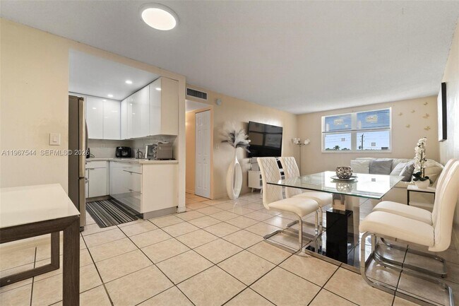 Building Photo - 606 W 81st St