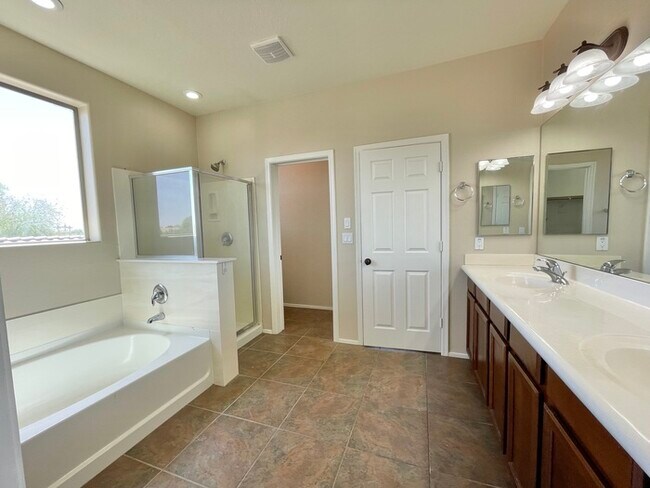 Building Photo - Fabulous 4-Bedroom Home For Rent in Goodyear!!