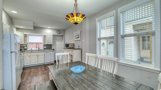 Building Photo - 120 N Newport Ave