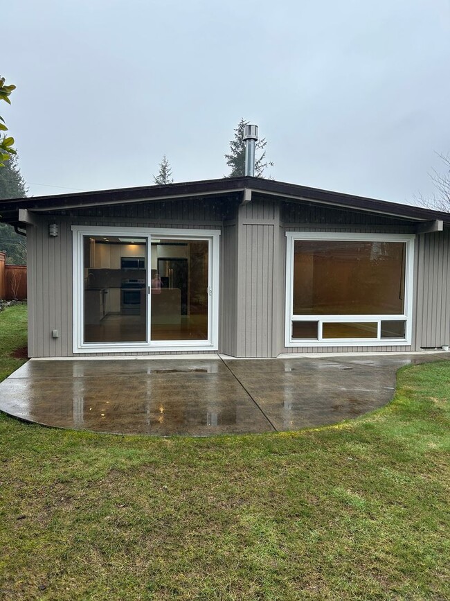 Building Photo - Mid-Century Bellevue Rambler 4 Bedroom 2 B...