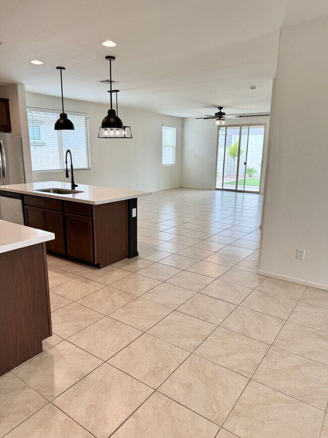 Building Photo - Beautiful 3 Bedroom 2 Bath Single Level Newer Built Home In Litchfield Park! Has Solar!