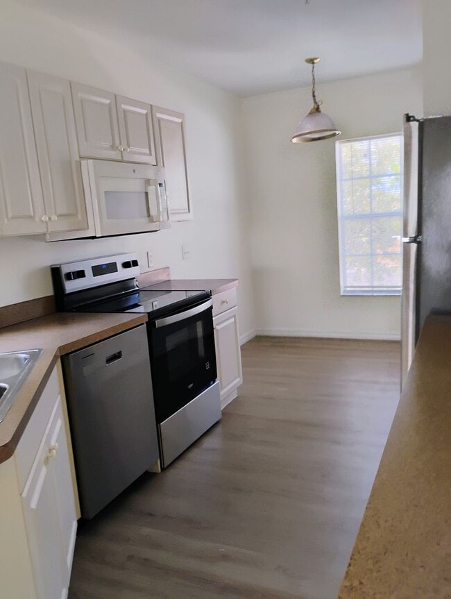 Building Photo - Annual Unfurnished Rental – 3 Bed, 2 Bath Condo in Gated Community!