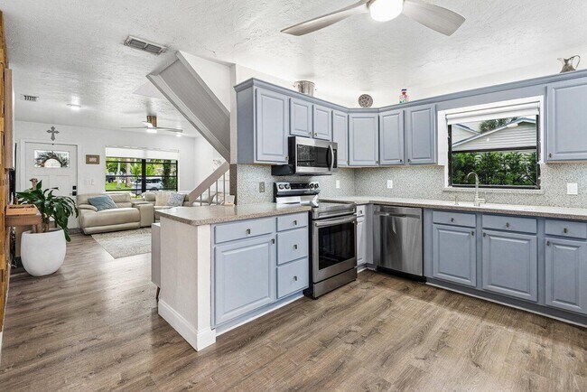 Building Photo - 2101 N Palm Cir