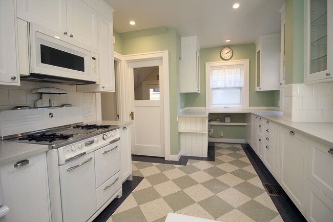 Building Photo - 2241 NE 33rd Ave