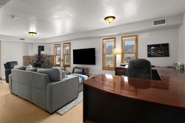 Building Photo - Enjoy Modern Comfort in This Beautiful Home!