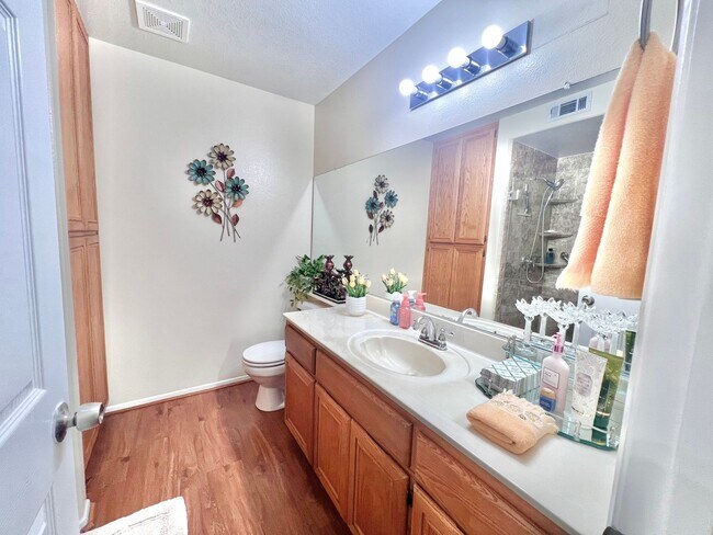 Building Photo - Spacious 5-Bed, 3-Bath Home in Rialto – Ve...
