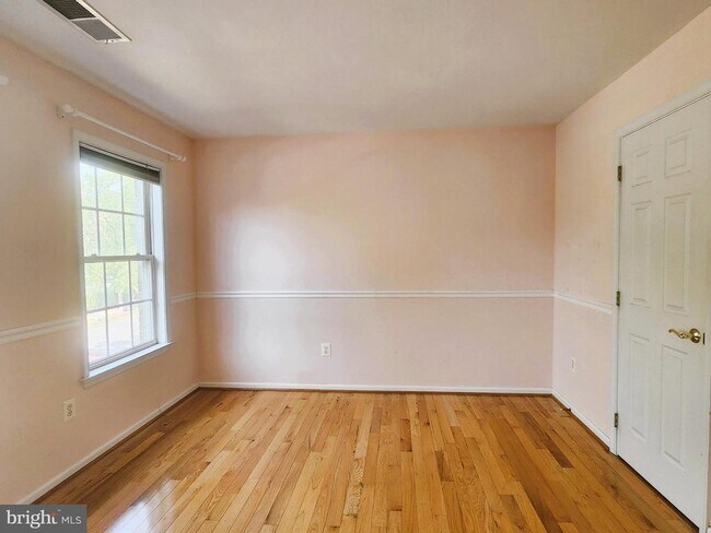 Building Photo - 917 Crestfield Dr