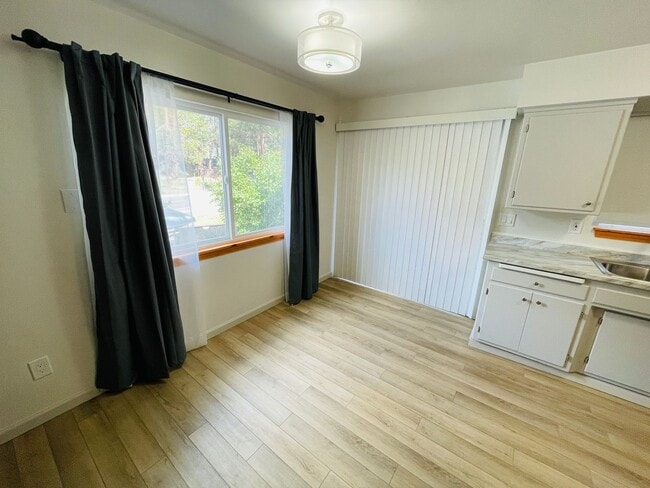 Building Photo - 2 bed 1 bath unit for rent in South Lake T...