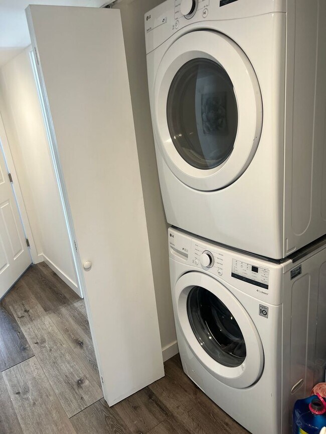 Building Photo - 1121 N Berendo St