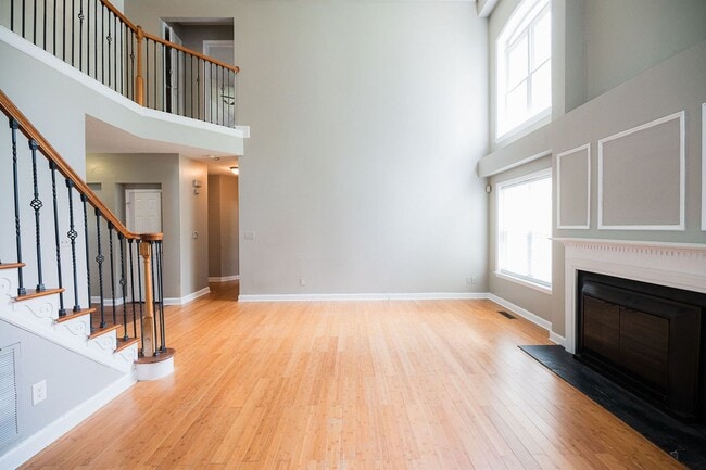 Building Photo - Spacious beautiful 5 bedroom 2.5 bath home...