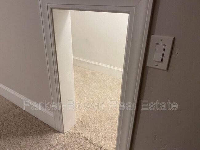 Building Photo - 5561 W Pkwy W