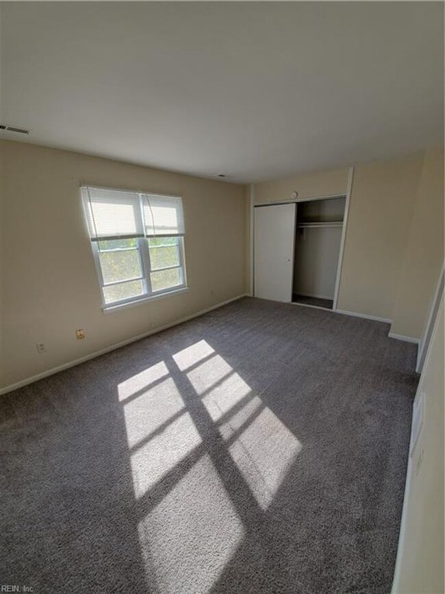 Building Photo - Three story townhouse in centrally located...