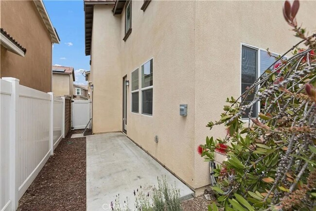 Building Photo - Great 3 bed 3 bath home
