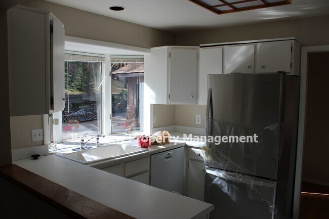 Building Photo - Great Home in Hiwan!!