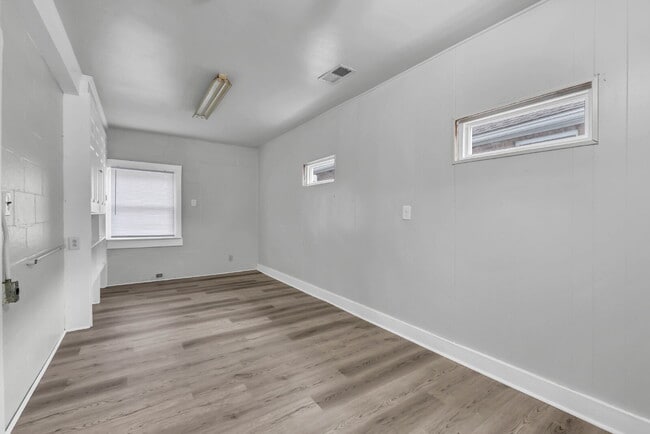 Building Photo - Charming 2-bedroom, 1-bath near downtown Clarksville!