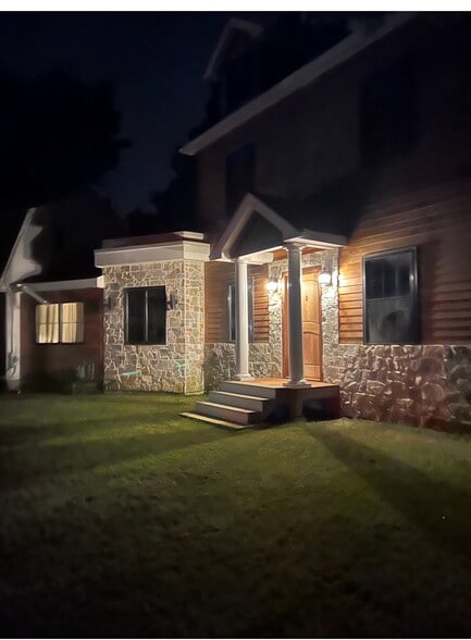 Building Photo - 1 Rustic Rd