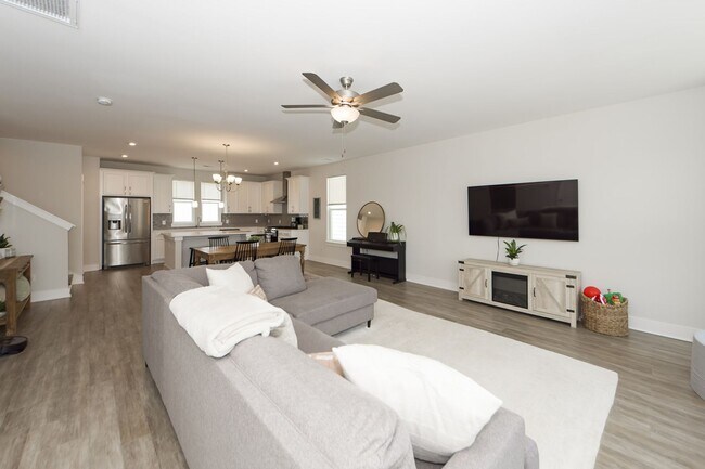 Building Photo - 3 Bedroom 2.5 Bath Single Family Home in Mixson