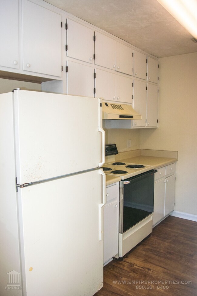 Building Photo - Quiet Townhome With Large Yard