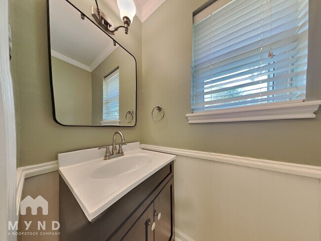 Building Photo - 4003 Highknoll Ln