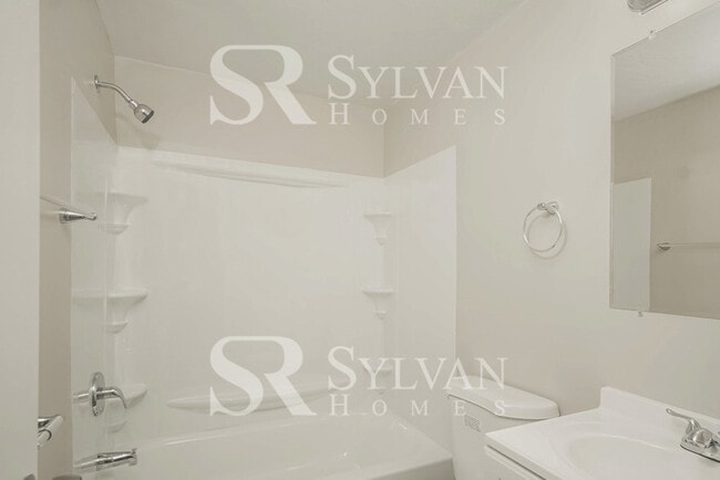 Building Photo - Charming 3BR 2.5BA split foyer home