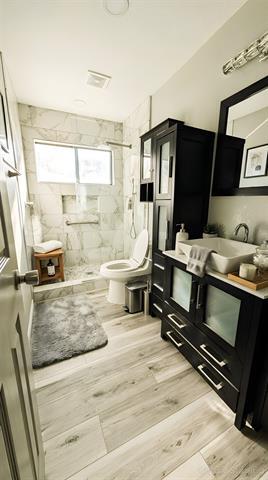 Building Photo - 2204 Crestmeadow St