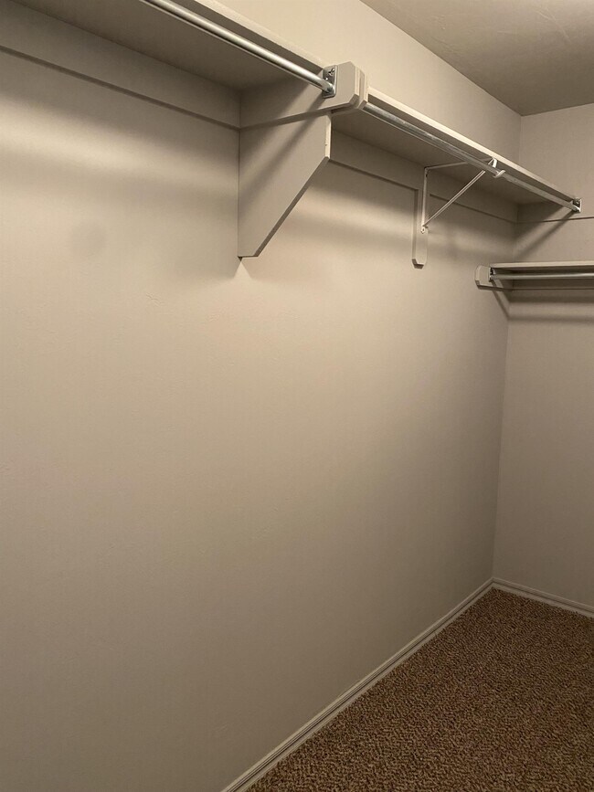 Building Photo - 10240 Hidden Village Dr