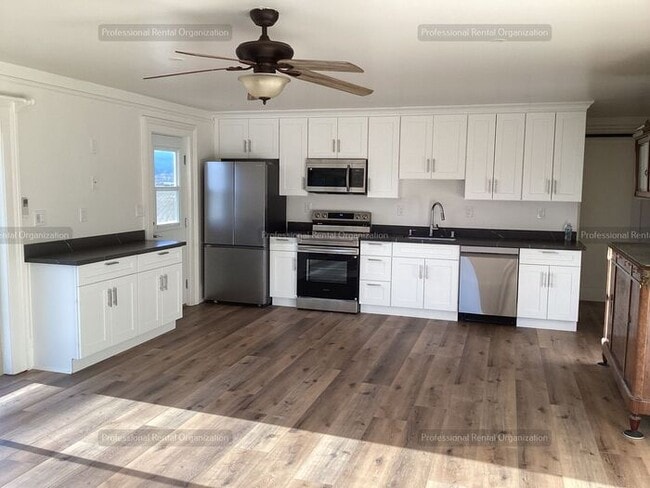 Building Photo - A price and views that can't be beat- Upper Flat with deck & expansive Vineyard and Sunset views