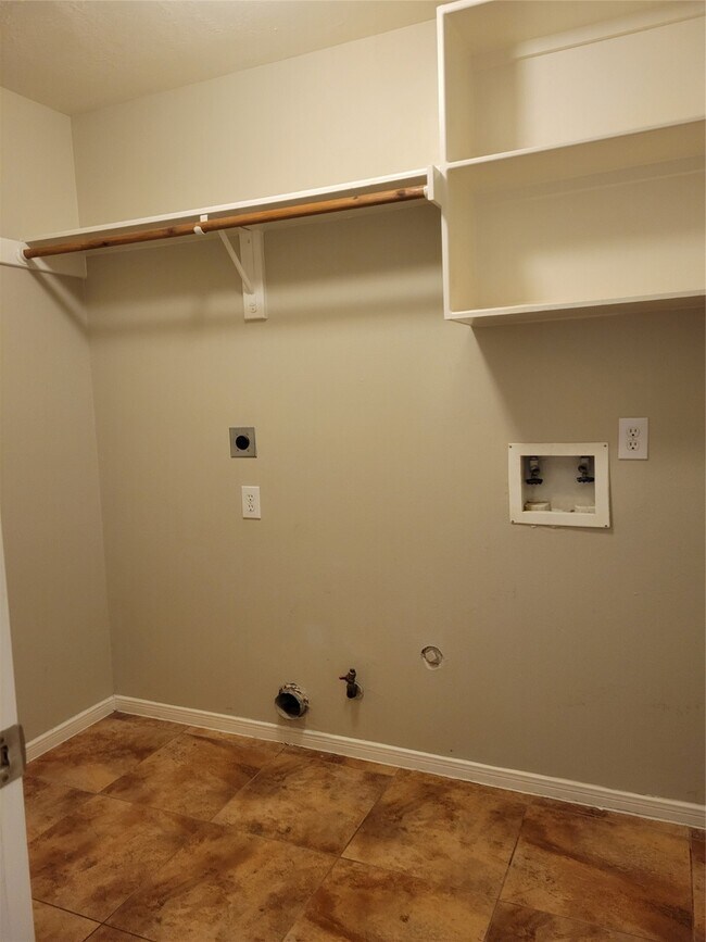 Building Photo - 3715 Pinehurst Dr