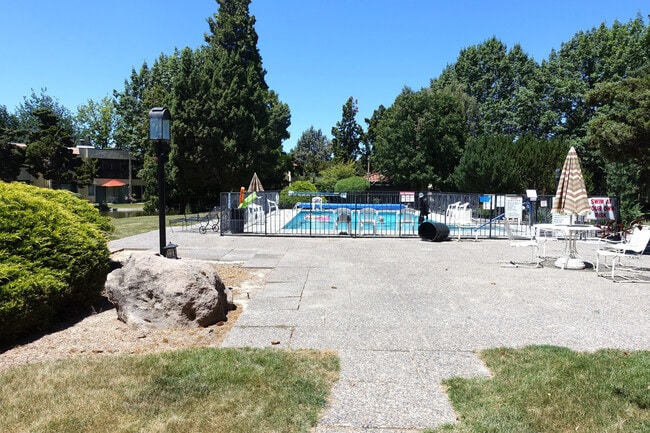 Building Photo - Updated Condo in Park-Like Setting