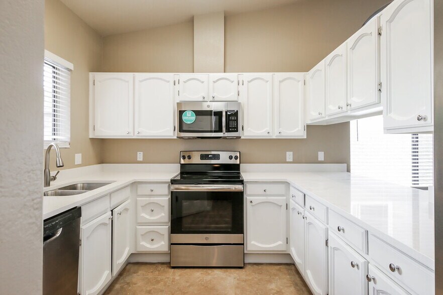 Building Photo - 921 S Val Vista Dr