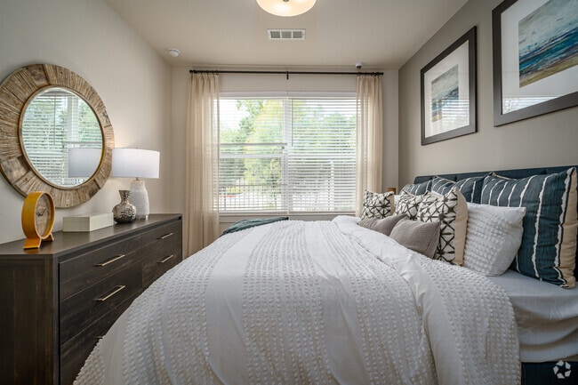 1BR, 1BA - 768SF - Ltd. Med Center