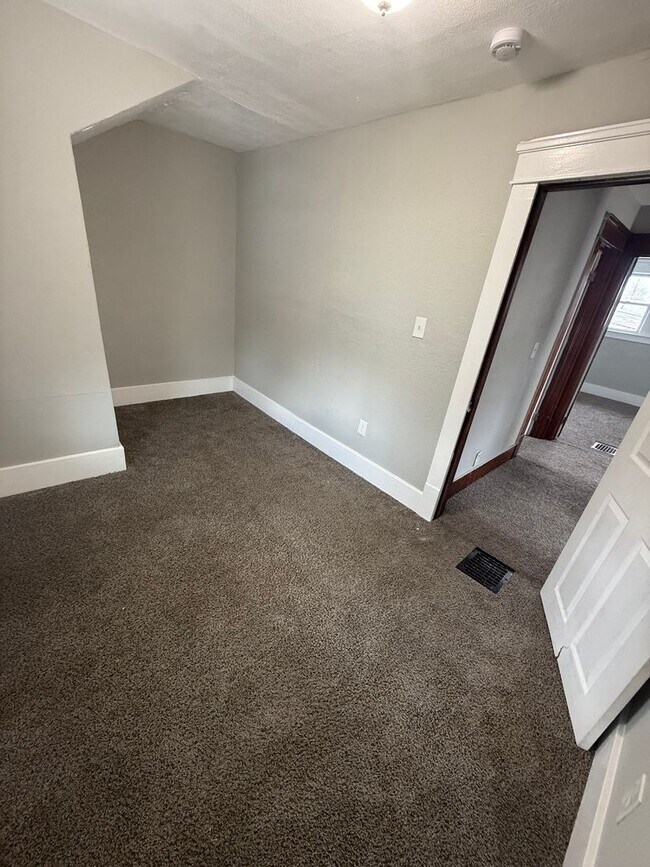 Building Photo - 3 BDRM HOUSE FOR RENT