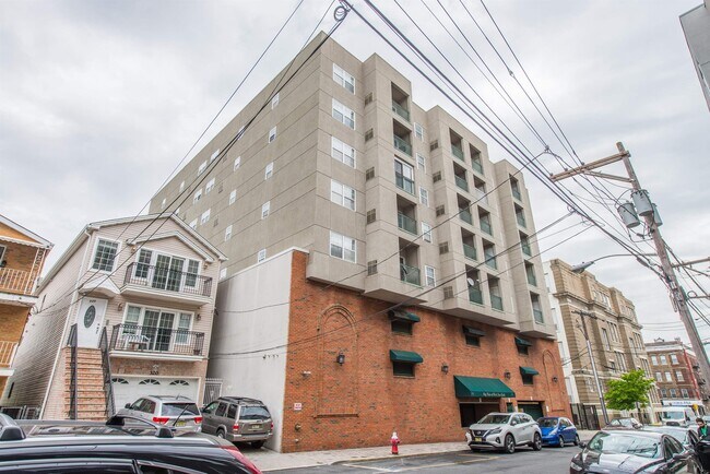 Building Photo - 318 54th St