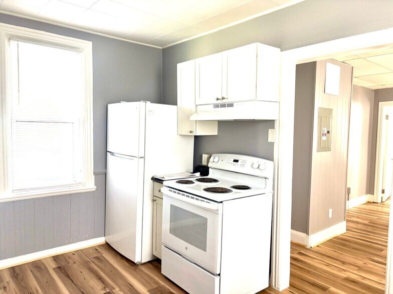 Building Photo - 201 W 5th St