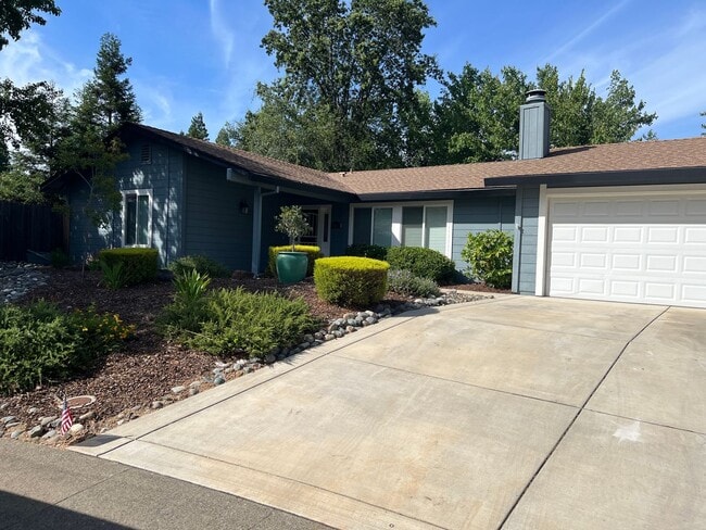 Building Photo - 3 Bedroom 2 Bathroom 2 Car Garage Home in Loomis