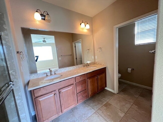 Building Photo - Beautiful home located in Vineyard Pointe Village