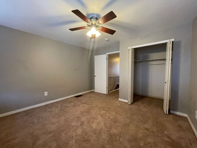 Building Photo - Freshly Renovated 2 Bedroom 1 Bath a block...