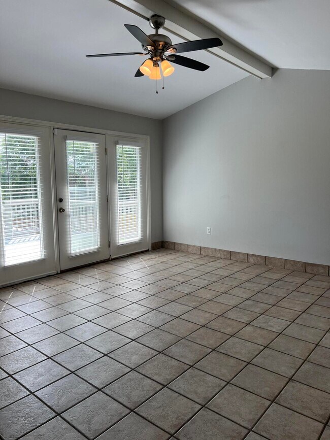 Building Photo - 176 Villacrest Dr
